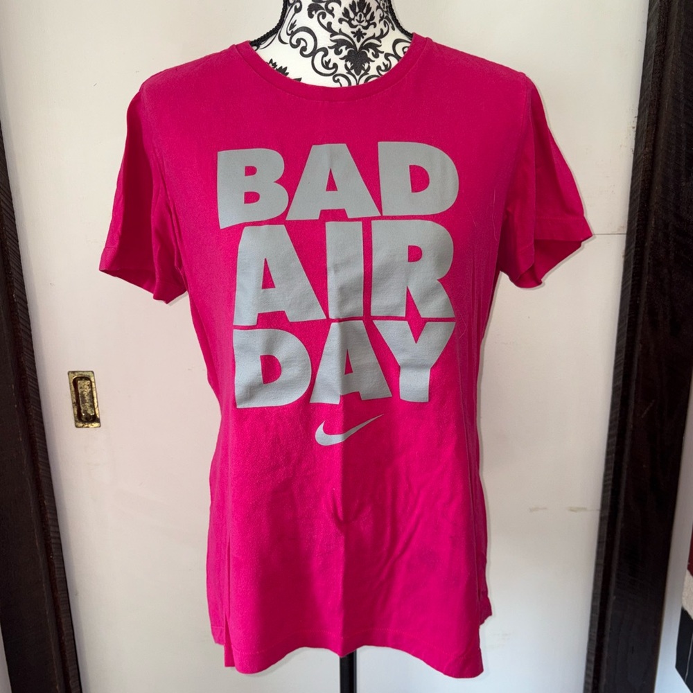 Nike Size XL Bright Pink Slim Fit "Bad Air Day" Written in Gray Graphic T-Shirt